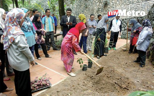 PESERTA turut diberi peluang mencangkul tanah untuk menanam pokok.