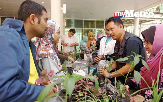 PESERTA mendengar penerangan daripada pengurusan Taman Botani Putrajaya.