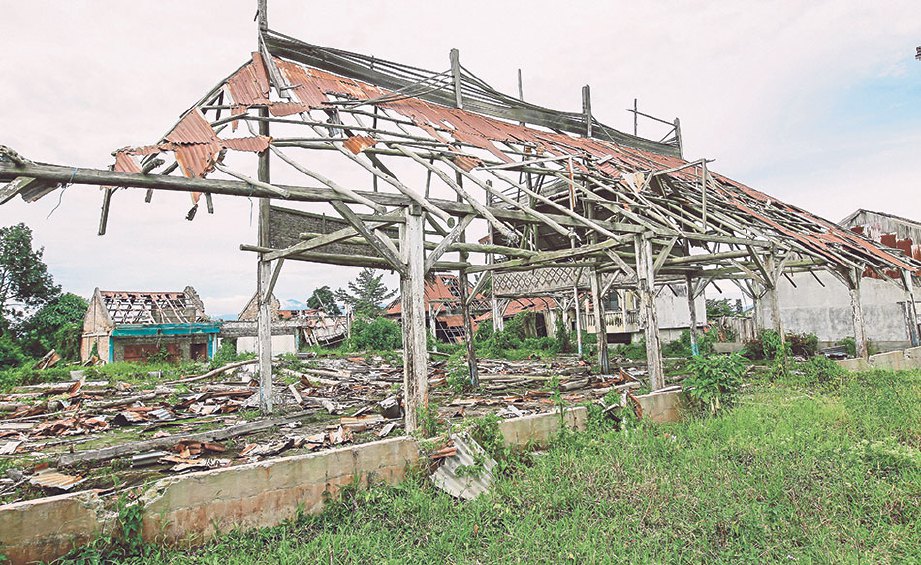 SEBUAH rumah masyarakat Karo yang terbiar sejak letusan besar pada 2014.