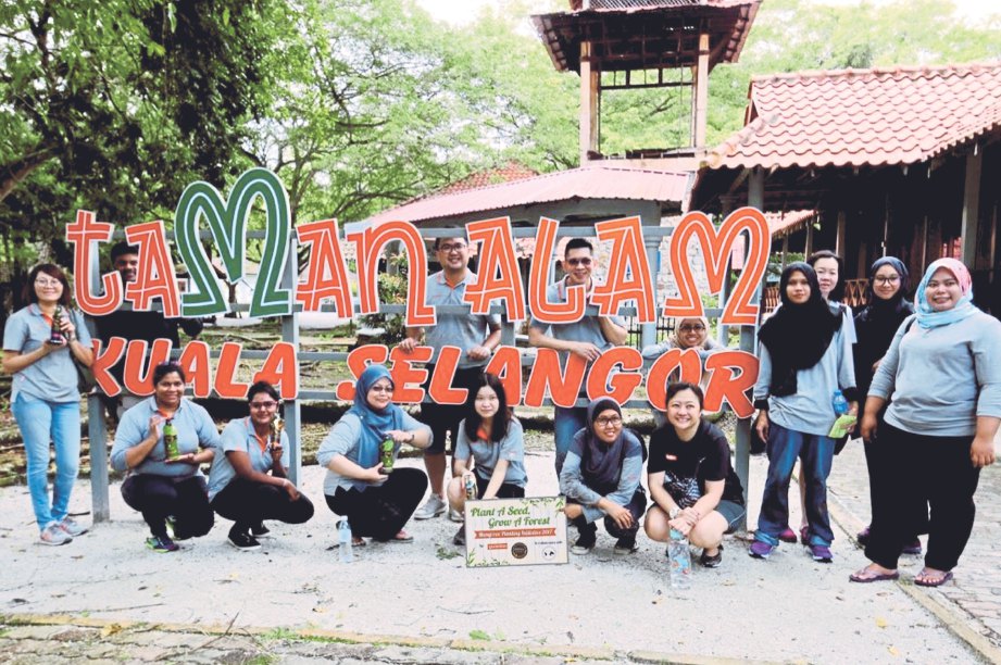 ANTARA peserta yang menyertai penanaman bakau di Kuala Selangor.