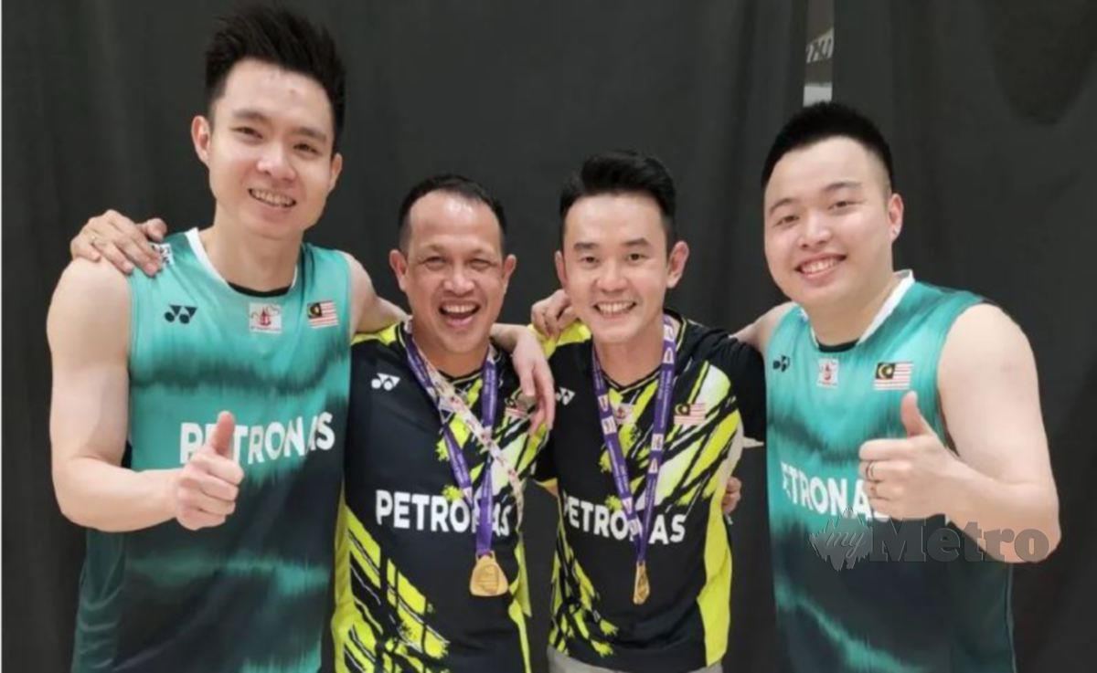 BIN Shen (dua dari kanan) dan Rexy Mainaky bergambar bersama Aaron dan Wooi Yik selepas final Kejohanan Badminton Dunia di Tokyo, baru-baru ini. - FOTO INSTAGRAM TAN BIN SHEN 