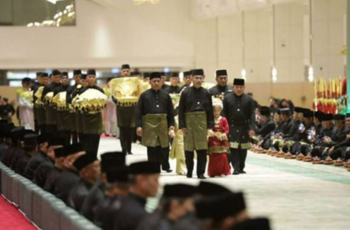 MAJLIS Istiadat Menerima Tanda Diraja dan Pertunangan Diraja berlangsung Istana Nurul Iman, Bandar Seri Begawan, Brunei, semalam. FOTO Borneo Bulletin