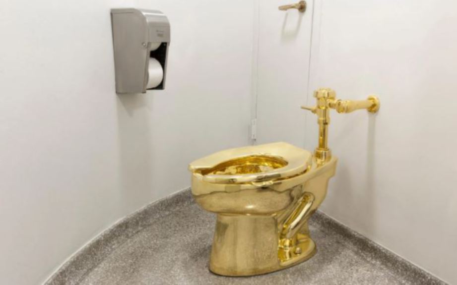 MANGKUK tandas emas 18 karat bernilai 1 juta paun (RM5.21 juta) dilarikan dari pameran seni di Istana Blenheim di Britain.