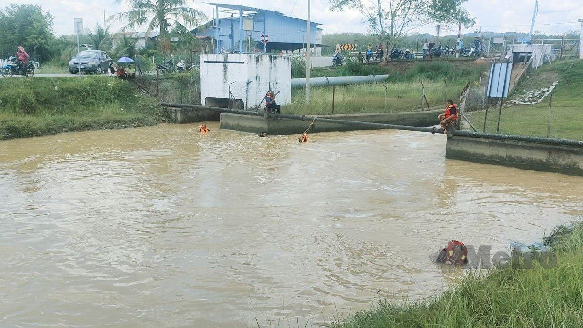 PASUKAN penyelamat menjalankan kerja pencarian mangsa di Tandop Pak Din, Sungai Bukit Teriak. FOTO Zuliaty Zulkiffli