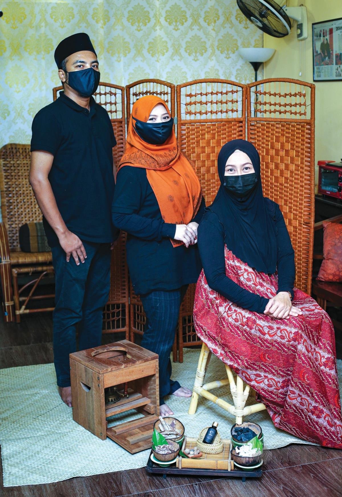 NUR Khurshiah melakukan rawatan tangas bagi wanita sementara suaminya pula membantu lelaki yang mengalami masalah angin pasang dengan tangas.