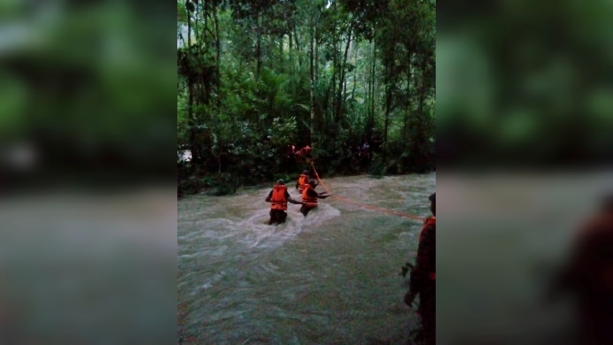 USAHA menyelamatkan pelajar selepas mereka terperangkap insiden kepala air di Lata Hulu Kekabu, di sini, petang tadi. Foto IHSAN BOMBA