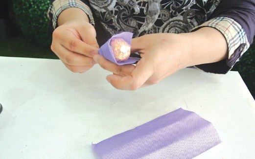 3. BALUT sebahagian lidi dan bebola coklat dengan kertas tisu untuk dijadikan kelopak.