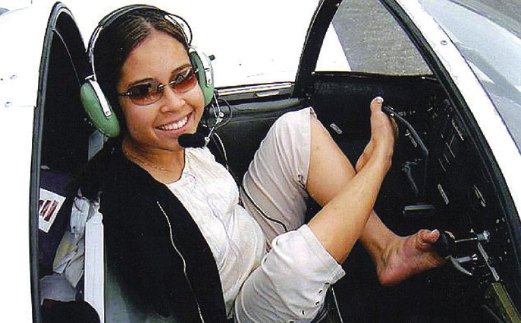 JESSICA menjadi wanita pertama tanpa tangan yang lulus ujian lesen penerbangan.