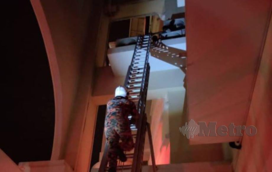 BOMBA menggunakan tangga untuk menyelamatkan mangsa. FOTO Ihsan Bomba