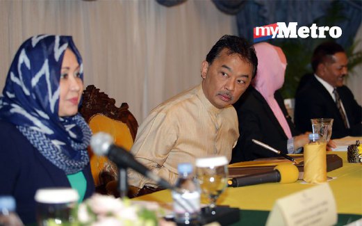 TENGKU Abdullah (dua dari  kiri ) hadir  kongres MHC di Hotel Royal Chulan. 