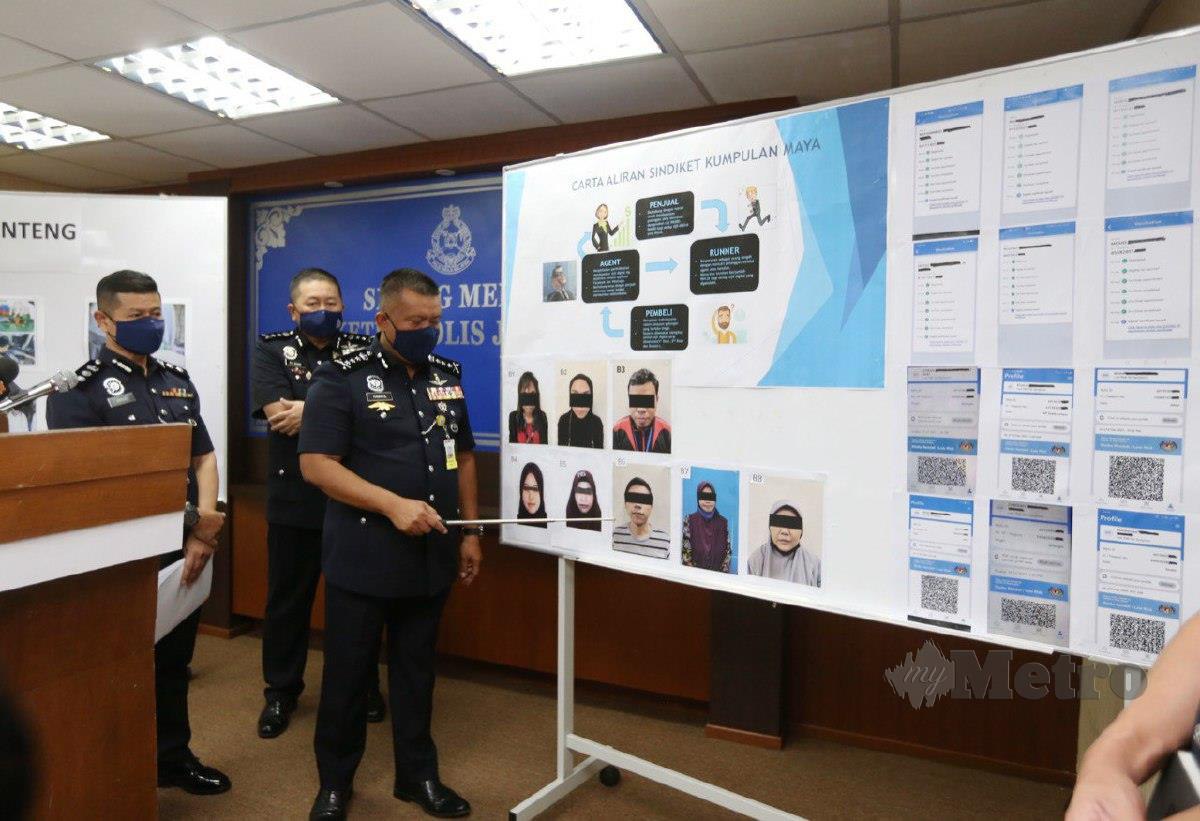 KAMARUL Zaman menunjukkan gambar suspek yang ditangkap berkaitan sindiket penjualan sijil vaksin palsu pada sidang media di IPK Johor. FOTO Nur Aisyah Mazalan