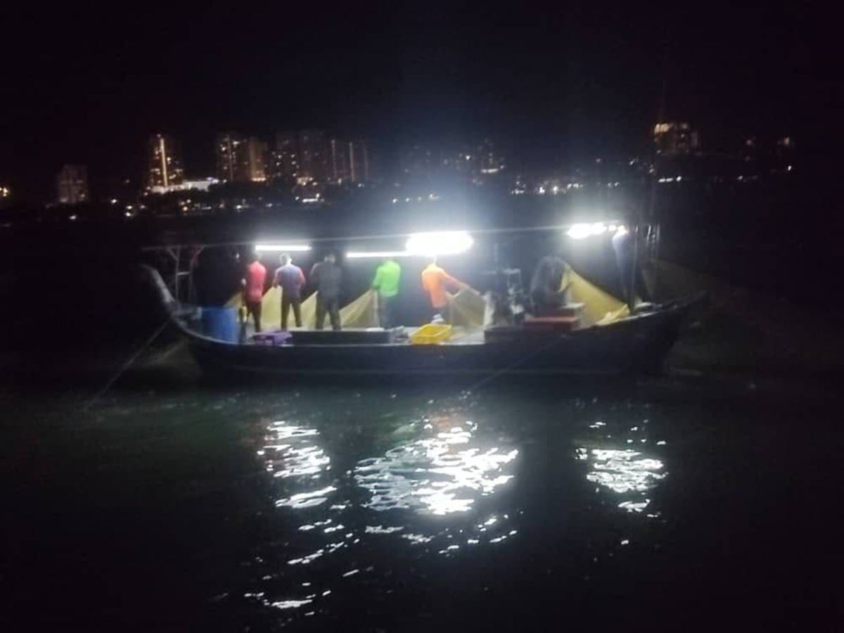 Bot bersama tujuh nelayan tempatan ditahan Agensi Penguatkuasaan Maritim Malaysia (APMM) Pulau Pinang, di Tanjung Bungah, di sini, kerana menggunakan peralatan menangkap ikan yang tidak dilesenkan. FOTO IHSAN APMM