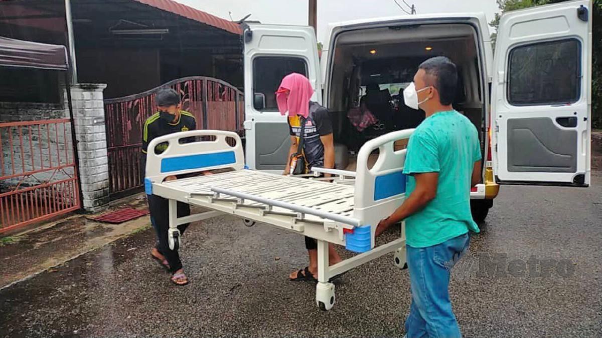 Pasukan sukarelawan Pengurusan Jenazah Percuma Hang Cangkul Madad mengangkat katil hospital wakaf yang disumbangkan kepada warga emas di Sungai Petani kelmarin. Foto Ihsan Pembaca