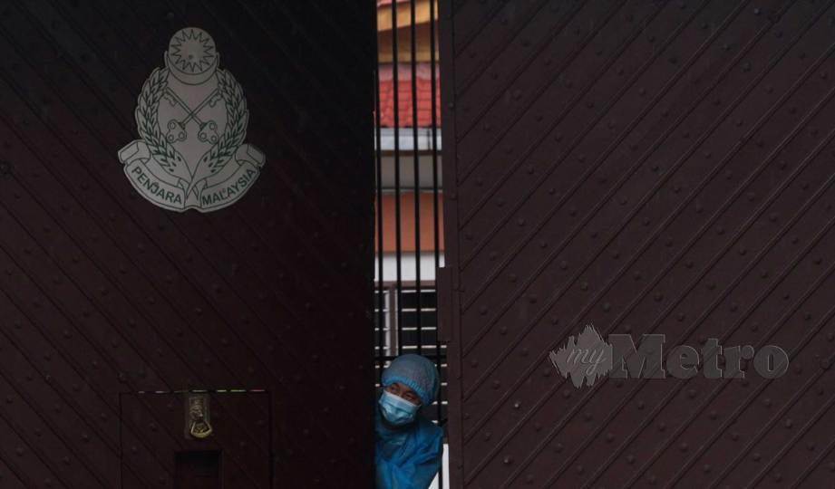 KAKITANGAN Kementerian Kesihatan Malaysia (KKM) keluar dari Penjara Reman Pulau Pinang dipercayai melakukan ujian saringan Covid-19 terhadap petugas penjara dan banduan. FOTO Danial Saad