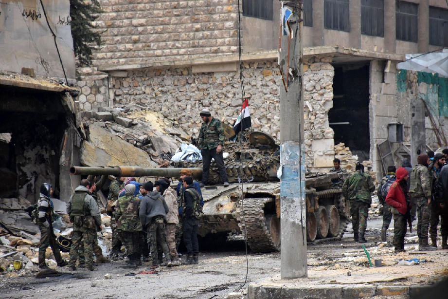 Tentera pro-kerajaan Syria memasuki kawasan Jisr al-Haj, Aleppo, yang sebelum ini dikuasai pemberontak. - Foto AFP