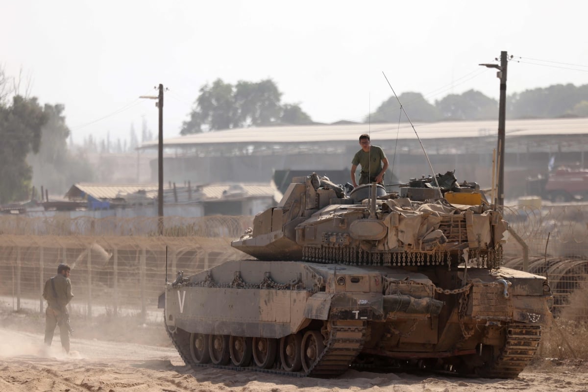 KERETA kebal Israel digerakkan ke Gaza. FOTO AFP