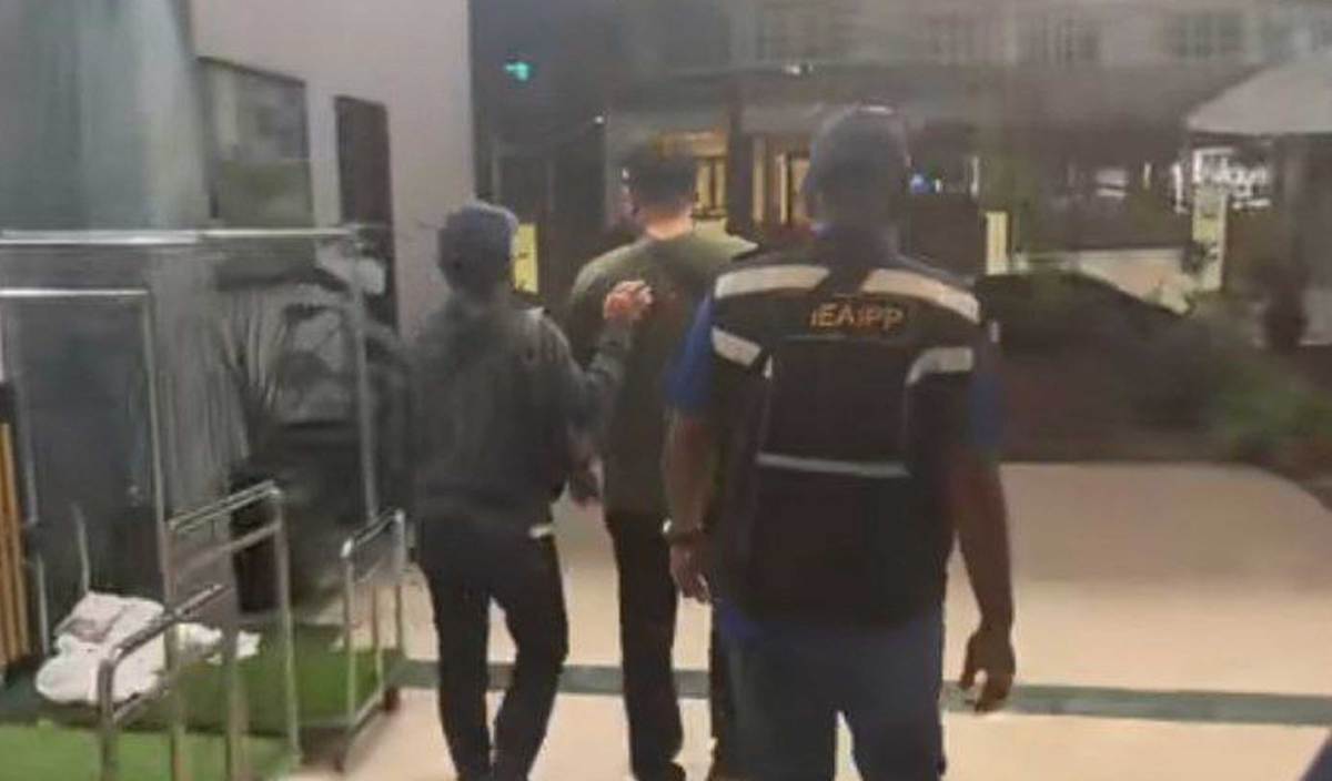 PASANGAN yang disyaki berkhalwat ditahan Jabatan Hal Ehwal Agama Islam Pulau Pinang (JHEAIPP) di sebuah hotel di Tanjung Tokong. FOTO Tular