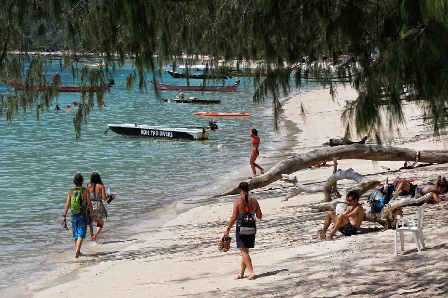 Pelancong yang bersantai di satu pantai di Pulau Tao, Surat Thani, Thailand. - Foto Fail/ REUTERS