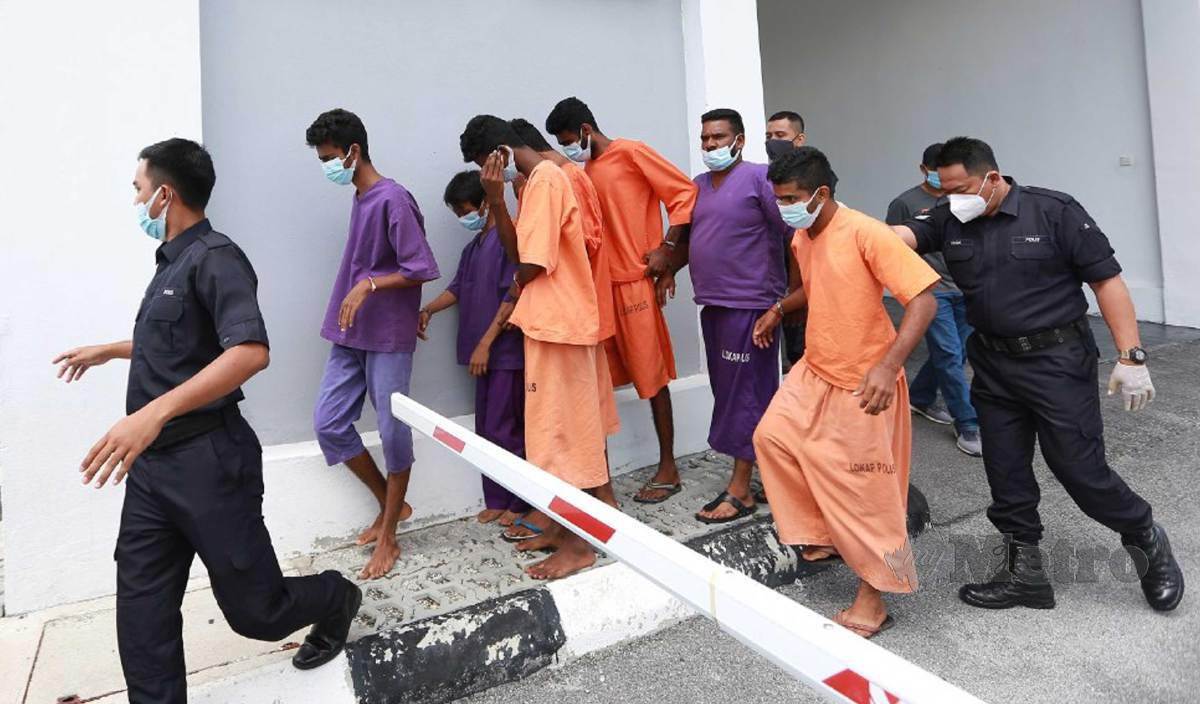 ANGGOTA polis mengiringi enam individu termasuk lima beradik dan seorang warga Myanmar didakwa di Mahkamah Majistret Tapah atas pertuduhan mengedar dadah jenis Methamphetamine. FOTO Sharul Hafiz Zam