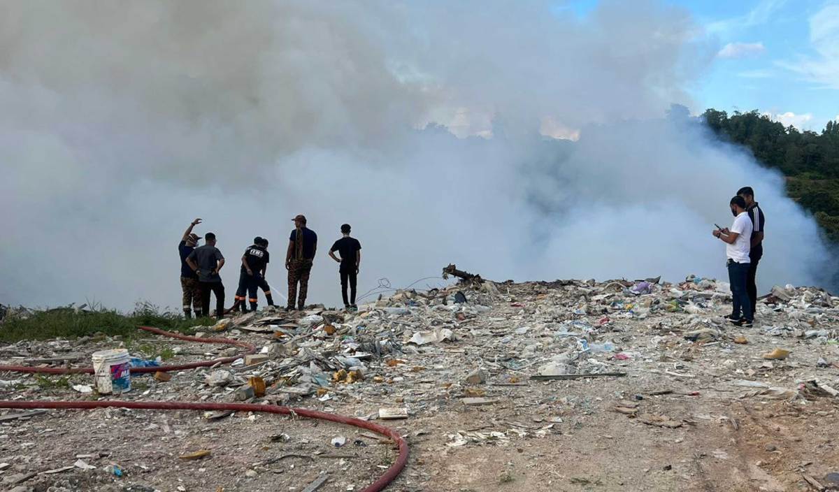 ANGGOTA bomba sedang memadam kebakaran di tapak pelupusan sampah  berkeluasan 0.4 hektar di Jalan Mahkota Cheras. FOTO Ihsan JBPM