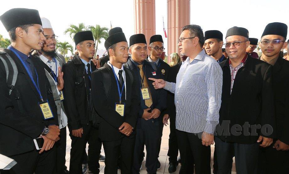 ADLY Zahari (tiga dari kanan)  beramah mesra bersama pelajar pada Majlis Pelepasan Pelajar Yang Menerima Dermasiswa Pengajian Islam Kerajaan Negeri Melaka ke Mesir di Seri Negeri, Ayer Keroh. FOTO Rasul Azli Samad