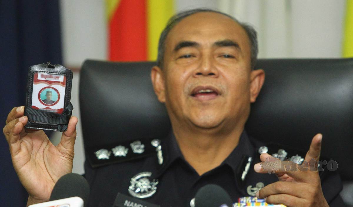 NANDA Maarof menunjukkan pas media yang dimiliki salah seorang suspek pada sidang media kes curi barang dalam kenderaan di Ibu Pejabat Polis Daerah Seremban. FOTO Azrul Edham.