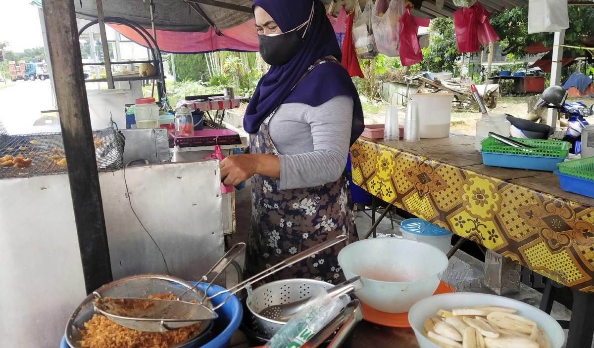 YARODAH mengakui semakin sukar mendapatkan bekalan minyak masak pek satu kilogram di Taiping biarpun sering mendapatkanya melalui kedai runcit. FOTO Muhammad Zulsyamini Sufian Suri