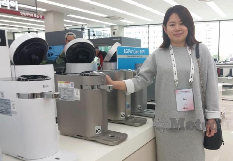 SARA menunjukkan pembersih air yang bakal memasuki pasaran Malaysia.