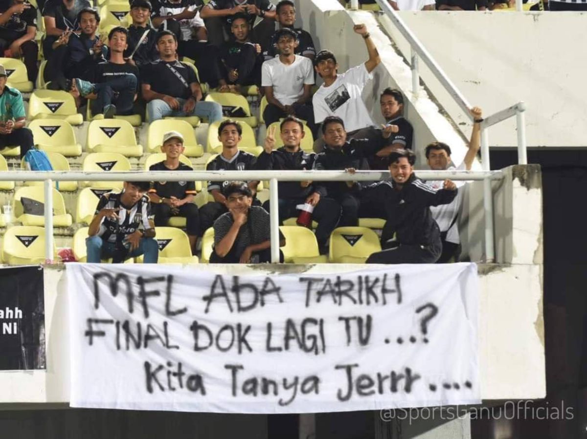 PENYOKONG TFC yang berang dengan sikap membisu MFL mengenai tarikh dan venue final Piala FA memasang kain rentang di Stadium Sultan Mizan Zainal Abidin di Gong Badak. FOTO Facebook Terengganu 11