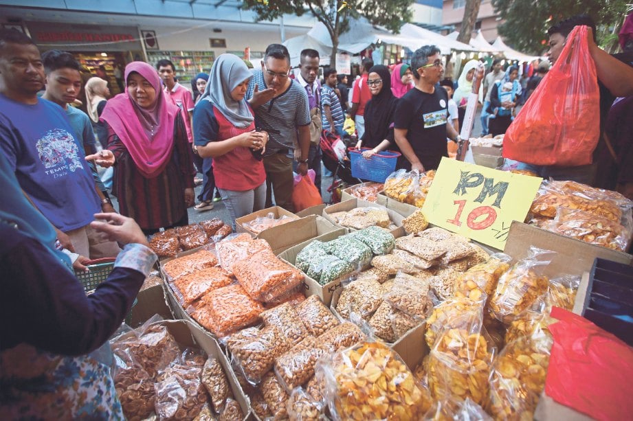 PELBAGAI jenis makanan tempatan dijual di Jalan TAR. 