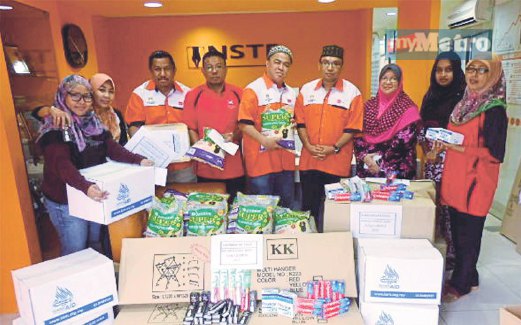 BADAN Khairat NSTP menyampaikan sumbangan peralatan dapur, makanan dan wang tunai kepada kakitangan NSTP Kota Bharu, Kelantan.