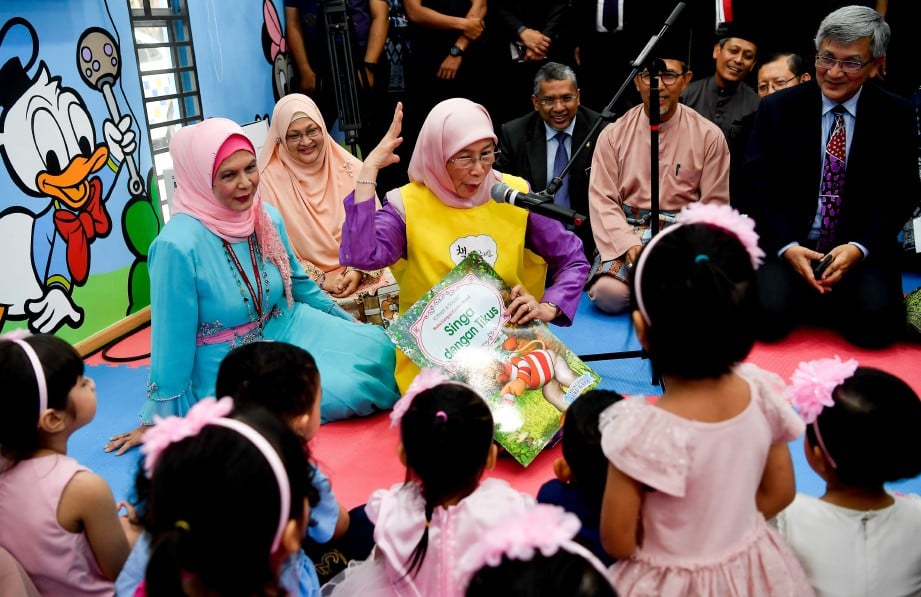 DR Wan Azizah ketika sesi bercerita bersama kanak-kanak Taska Parlimen sempena perasmian taska tersebut hari ini. FOTO BERNAMA.