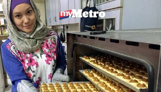 Tina menghasilkan kira-kira 150,000 biji Tart Nanas Sepit sepanjang Ramadan yang menjadi pilihan utama pelanggannya. FOTO Bernama