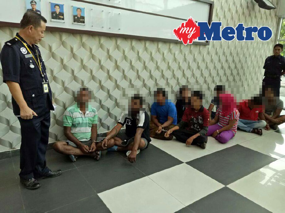 Timbalan Ketua Polis Daerah Manjung Deputi Superintendan Chong Boo Khim menyoal siasat individu (blur muka) yang ditahan dalam operasi bersepadu di sekitar Pulau Pangkor, Manjung. FOTO NOOR HIDAYAH TANZIZI.