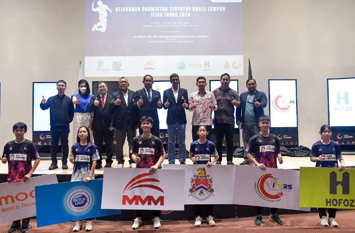 TAUPIK (empat dari kiri) di majlis pelancaran Kejohanan Badminton Tertutup Projek Jejak Juara Kuala Lumpur 2024 di Akademi Badminton Malaysia di sini. -FOTO Ihsan KLBA