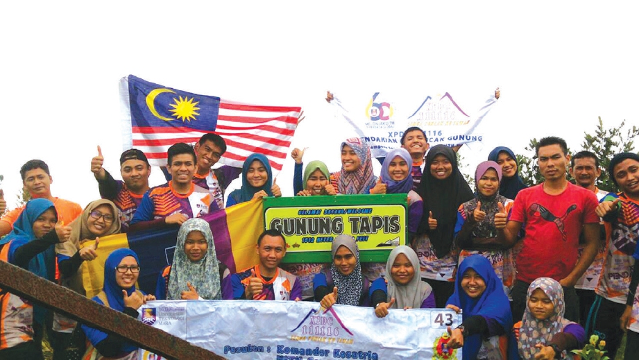PASUKAN Komander Kesatria UiTM Johor, Kampus Segamat bangga  berjaya menawan puncak Gunung Tapis dekat Sungai Lembing, Pahang, baru-baru ini. 