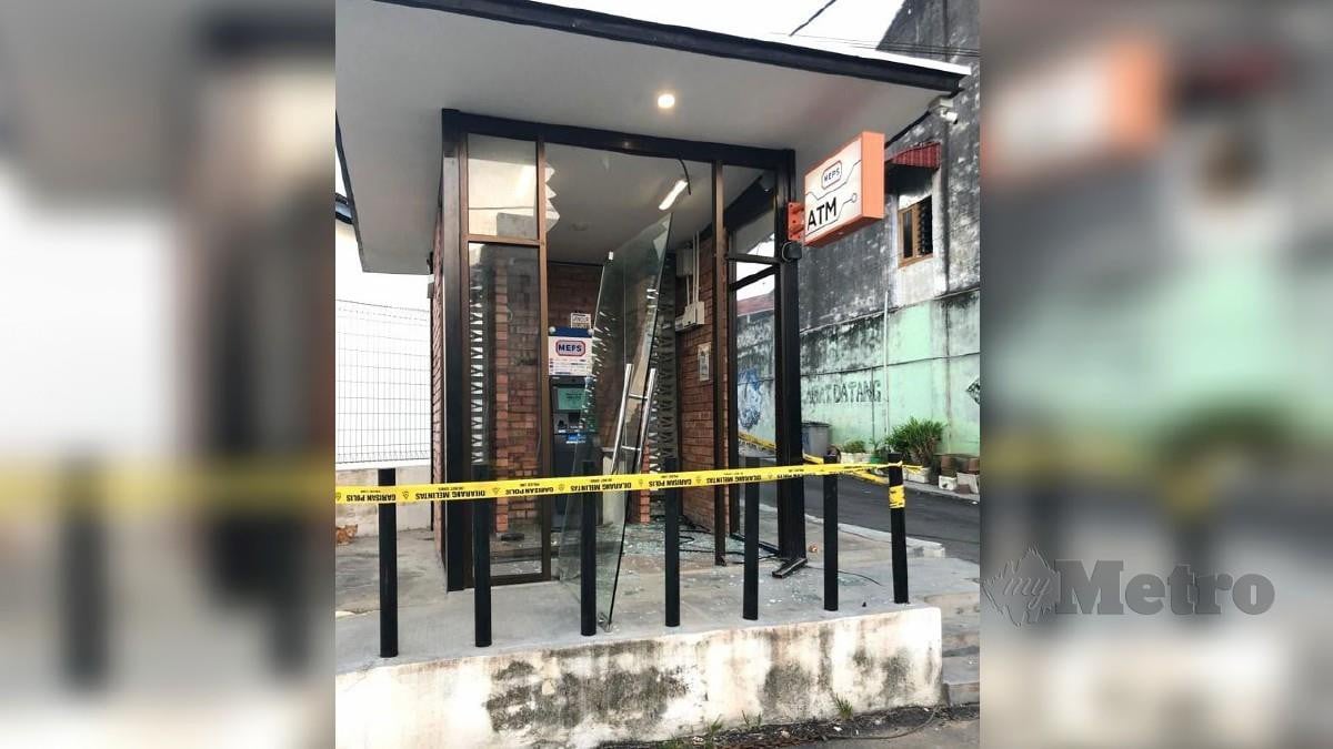 PONDOK yang menempatkan mesin ATM di pekan Johol rosak selepas empat lelaki cuba melarikan mesin berkenaan 4 pagi tadi. FOTO ihsan polis