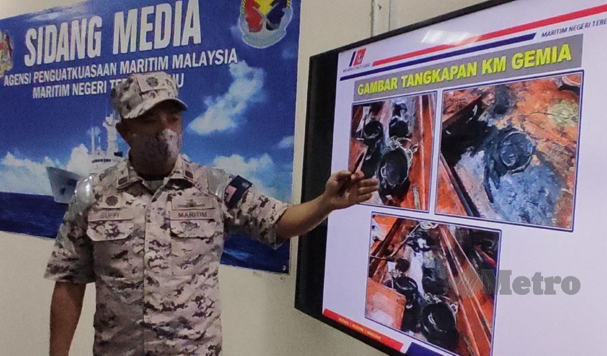 MUHAMMAD Suffi menunjukkan gambar kesan kebakaran kecil yang sengaja dilakukan nelayan Vietnam sebagai modus operandi baharu bertujuan mengeluarkan asap tebal bagi mengelak ditahan anggota maritim di pejabat Maritim Malaysia Terengganu. FOTO Zaid Salim