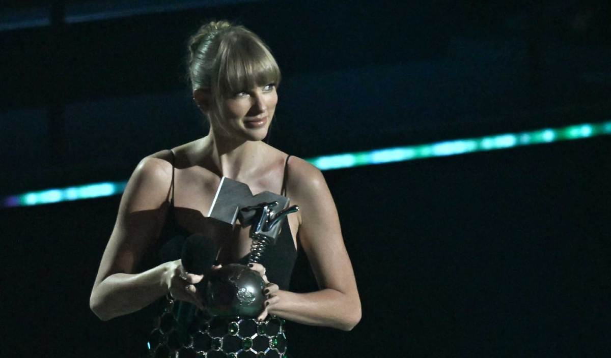 SWIFT menang kategori Video Format Panjang Terbaik menerusi lagu All Too Well yang berdurasi 10 minit. FOTO AFP