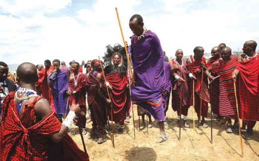LELAKI kaum Maasai membuat persediaan untuk menyambut Camilla, Duchess of Cornwall dan Putera Charles ketika lawatan ke Majengo Maasai Boma pada 2011 di Arusha, Tanzania.