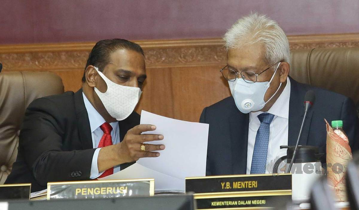 HAMZAH (kanan) bersama M Saravanan sebelum memulakan Mesyuarat Jawatankuasa Bersama Antara Menteri Dalam Negeri dan Menteri Sumber Manusia Mengenai Pengurusan Pekerja Asing Kali Ke-6 Bilangan 2 Tahun 2021 di Putrajaya. FOTO Mohd Fadli Hamzah