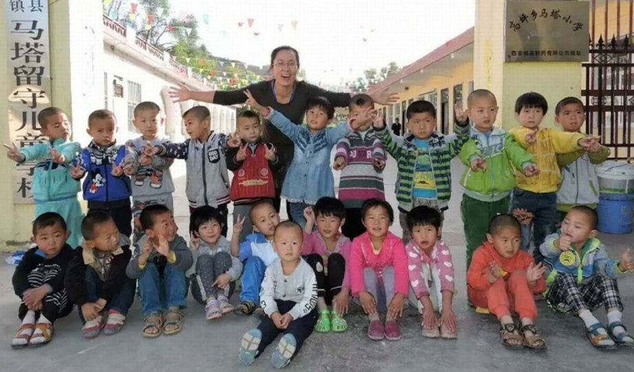 MA Jun bersama sebahagian kanak-kanak di sekolah yang dibina bapanya. FOTO Handout