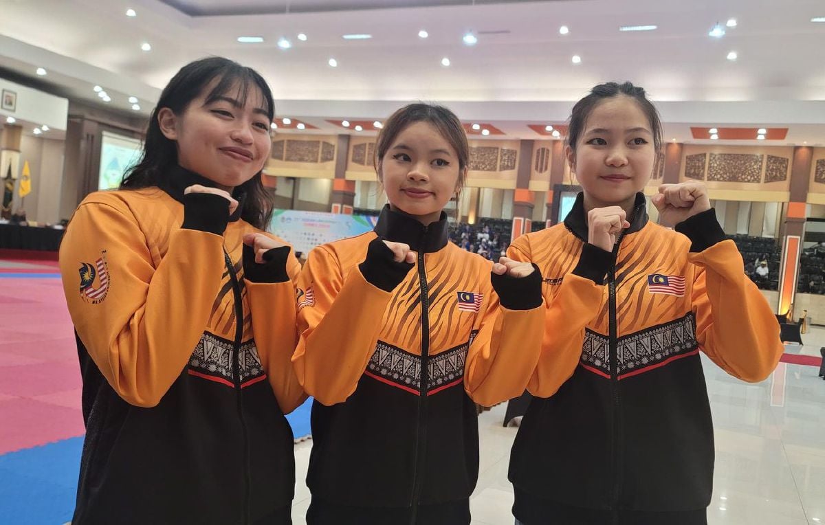HUMAIRA, Wong Zin dan Jing Ying raih pingat emas acara taekwondo poomsae berpasukan wanita di Sukan Universiti Asean (AUG) 2024. -FOTO Syafiq Aznan 