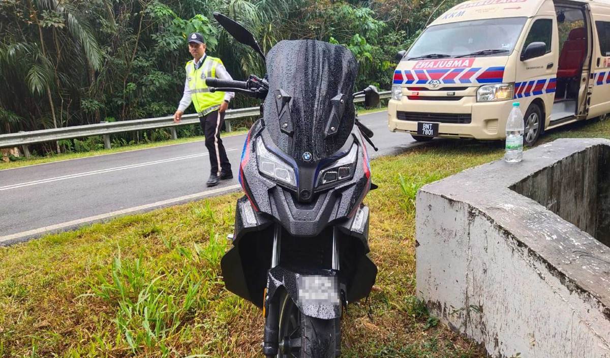 PEMBONCENG wanita yang dalam perjalanan ke rumah kakaknya di Palong 1, Jempol tidak kesampaian apabila maut dalam kemalangan di Kilometer 8, Jalan Gemencheh-Batang Melaka. FOTO Ihsan PDRM