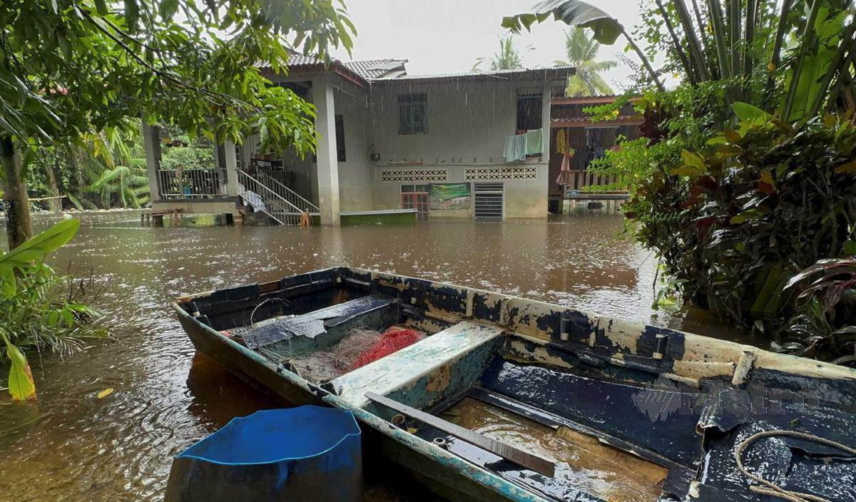 SEBAHAGIAN Kampung Tersang berhampiran Sungai Golok digenangi banjir sejak semalam menunjukkan paras melebihi tahap bahaya. FOTO Nik Abdullah Nik Omar