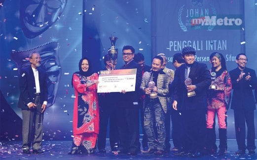 NORLIZA menyampaikan hadiah Johan Festival Teater Malaysia 2014 kepada Persatuan Seni Persembahan Sifar Kuching, Sarawak.