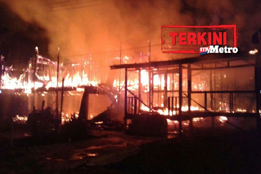 Kebakaran di Kampung Pulai Manang Bukau, Beaufort yang mengorbankan seorang wanita malam tadi. FOTO ihsan bomba