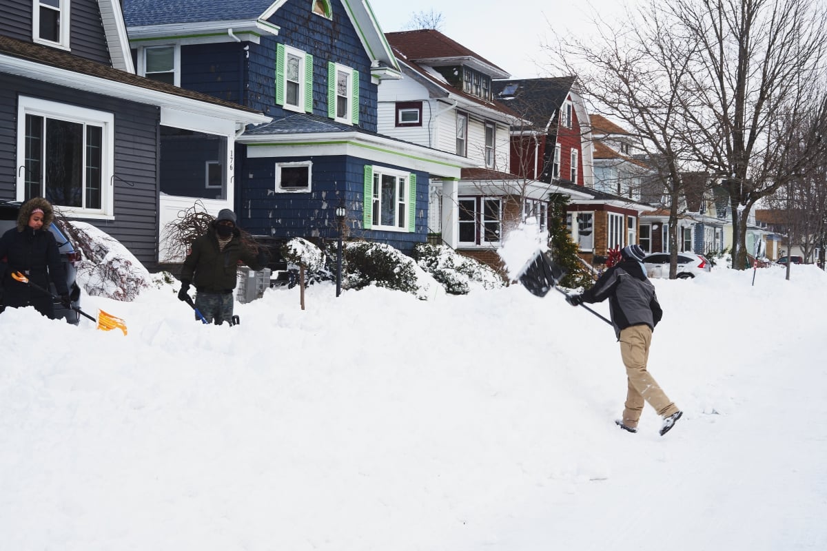 ORANG ramai membersihkan salji tebal di kawasan rumah di Buffalo, New York. FOTO EPA 