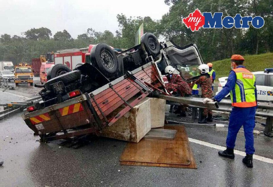 Kemalangan mengorbankan pemandu lori di Kilometer 388.8 Lebuhraya PLUS, 2.30 petang hari ini. FOTO Rosman Shamsudin
