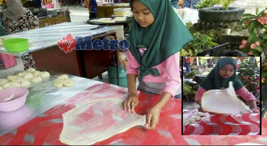 PETIKAN video aksi Ainin Syafiah menebar roti canai di FELDA Ulu Penggeli, Kluang yang dikongsi di Facebook.